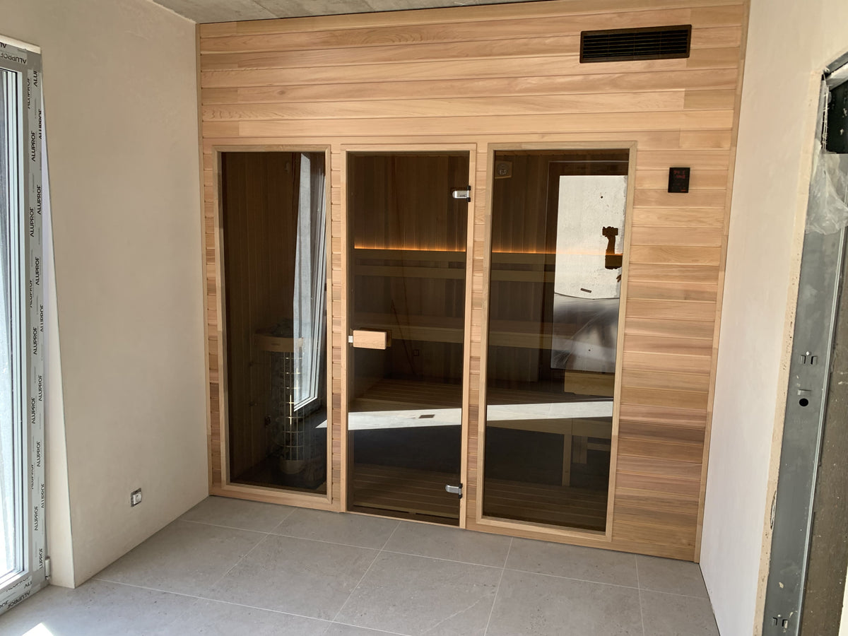 Finská sauna s prosklenou stěnou 150×150 cm — denní světlo v sauně