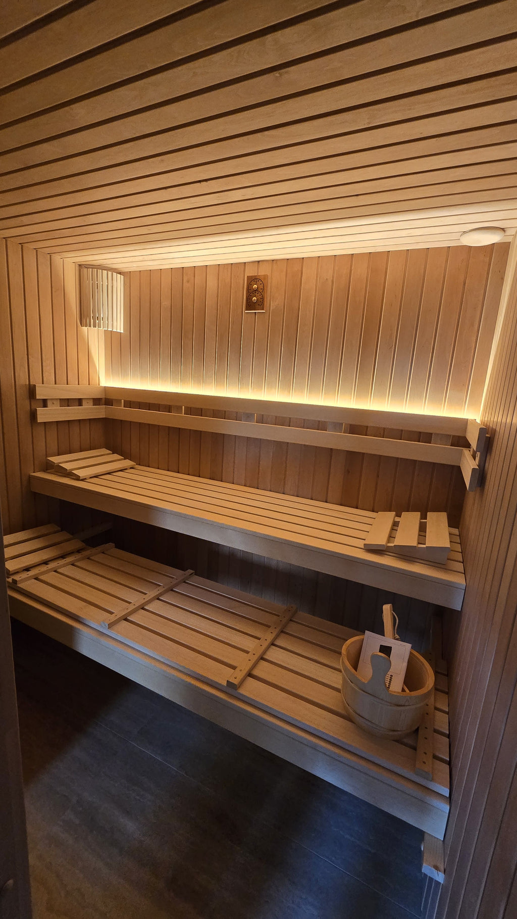 Cedrová finská sauna s prosklenou stěnou - 200x200 cm