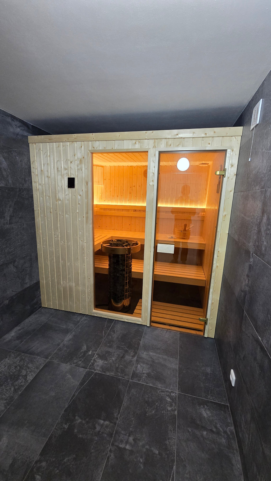 Smrková finská sauna s prosklenou stěnou - 200x170 cm