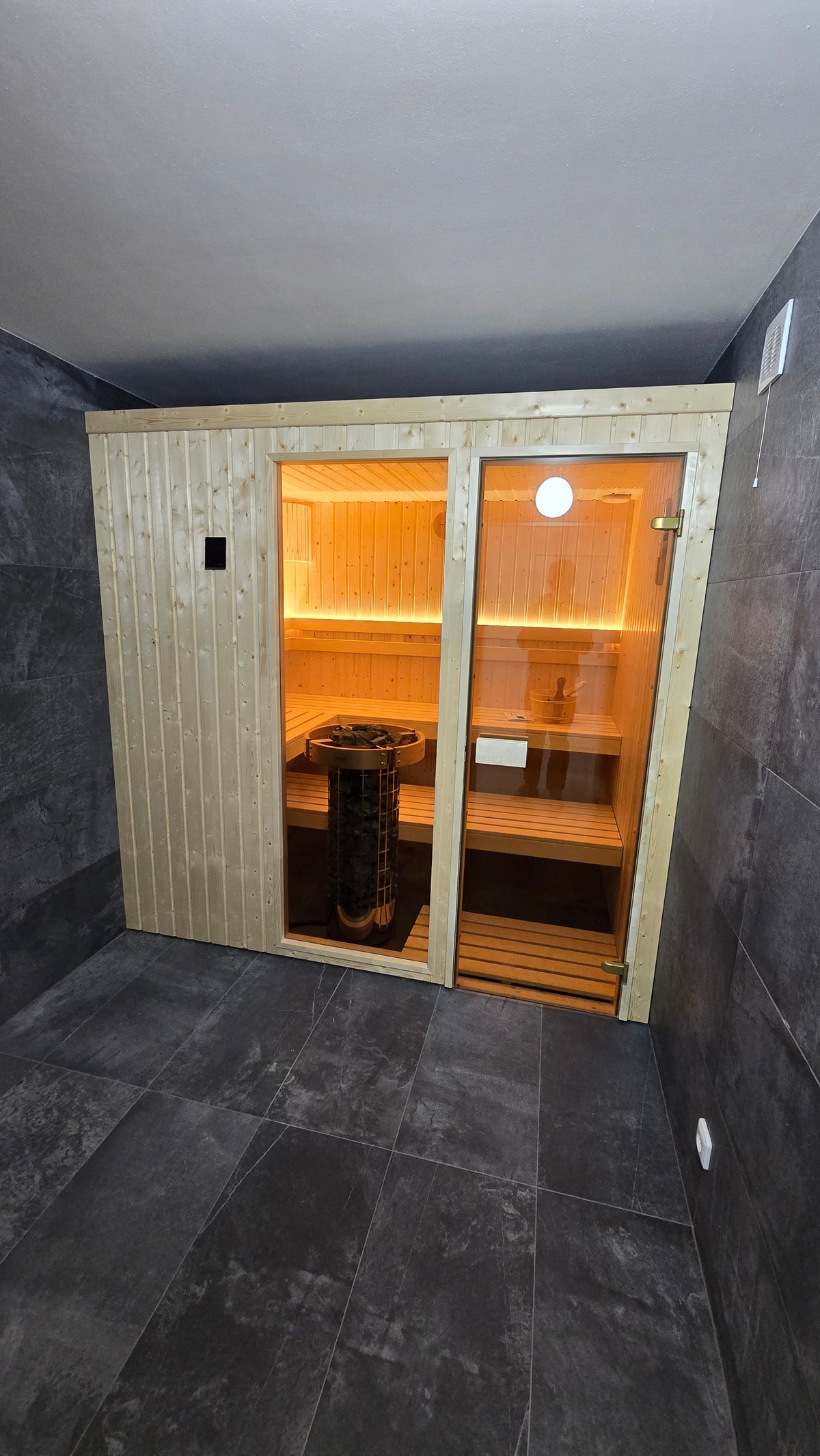 Smrková finská sauna s prosklenou stěnou - 200x170 cm