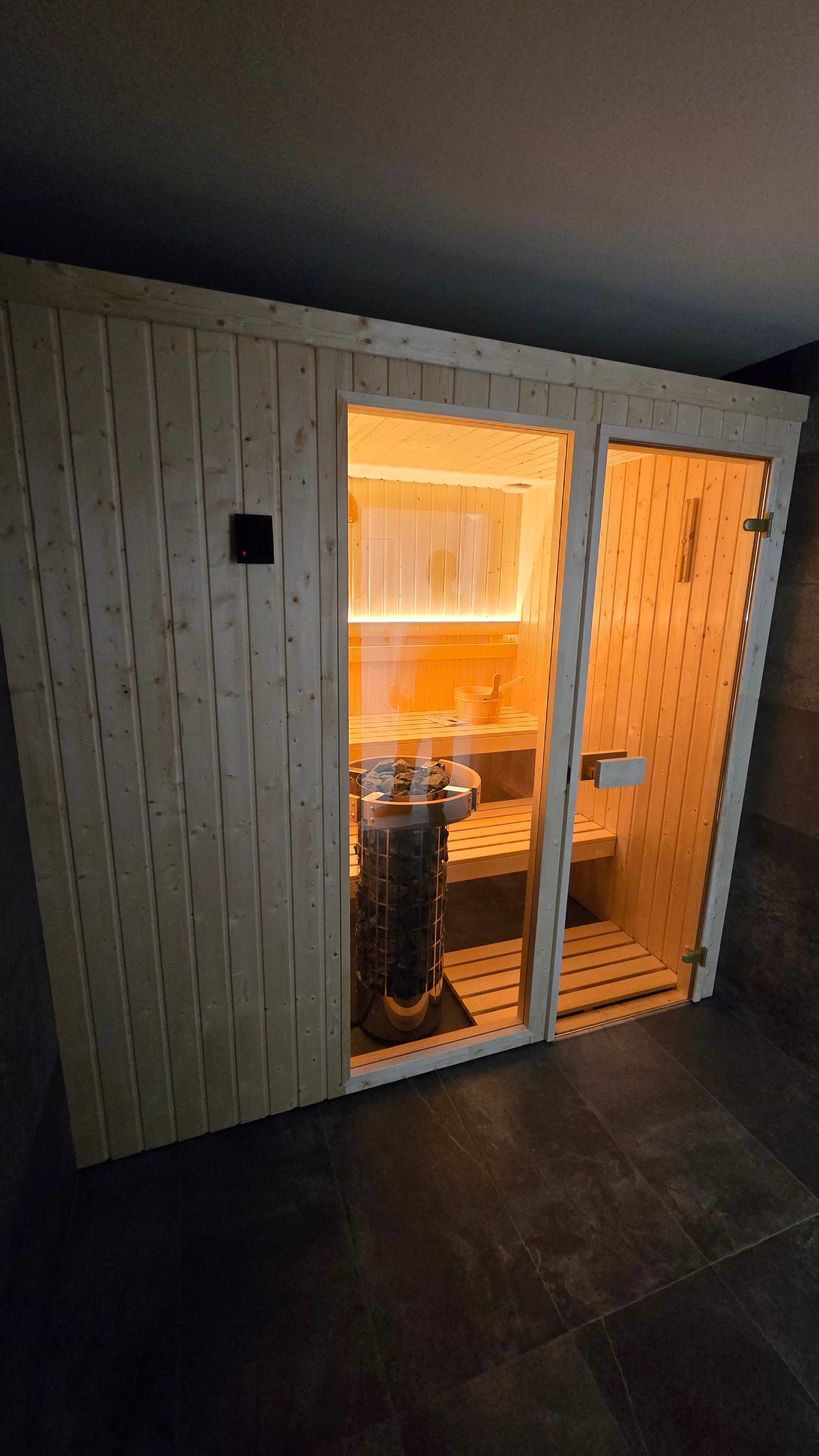 Smrková finská sauna s prosklenou stěnou - 200x170 cm