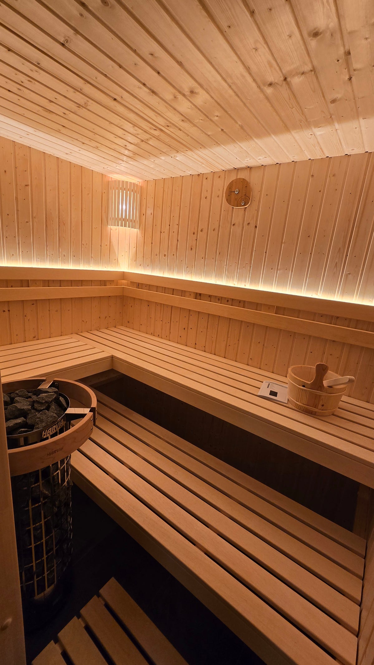 Smrková finská sauna s prosklenou stěnou - 200x170 cm
