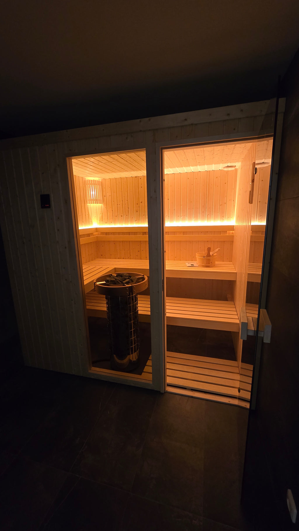 Smrková finská sauna s prosklenou stěnou - 200x170 cm