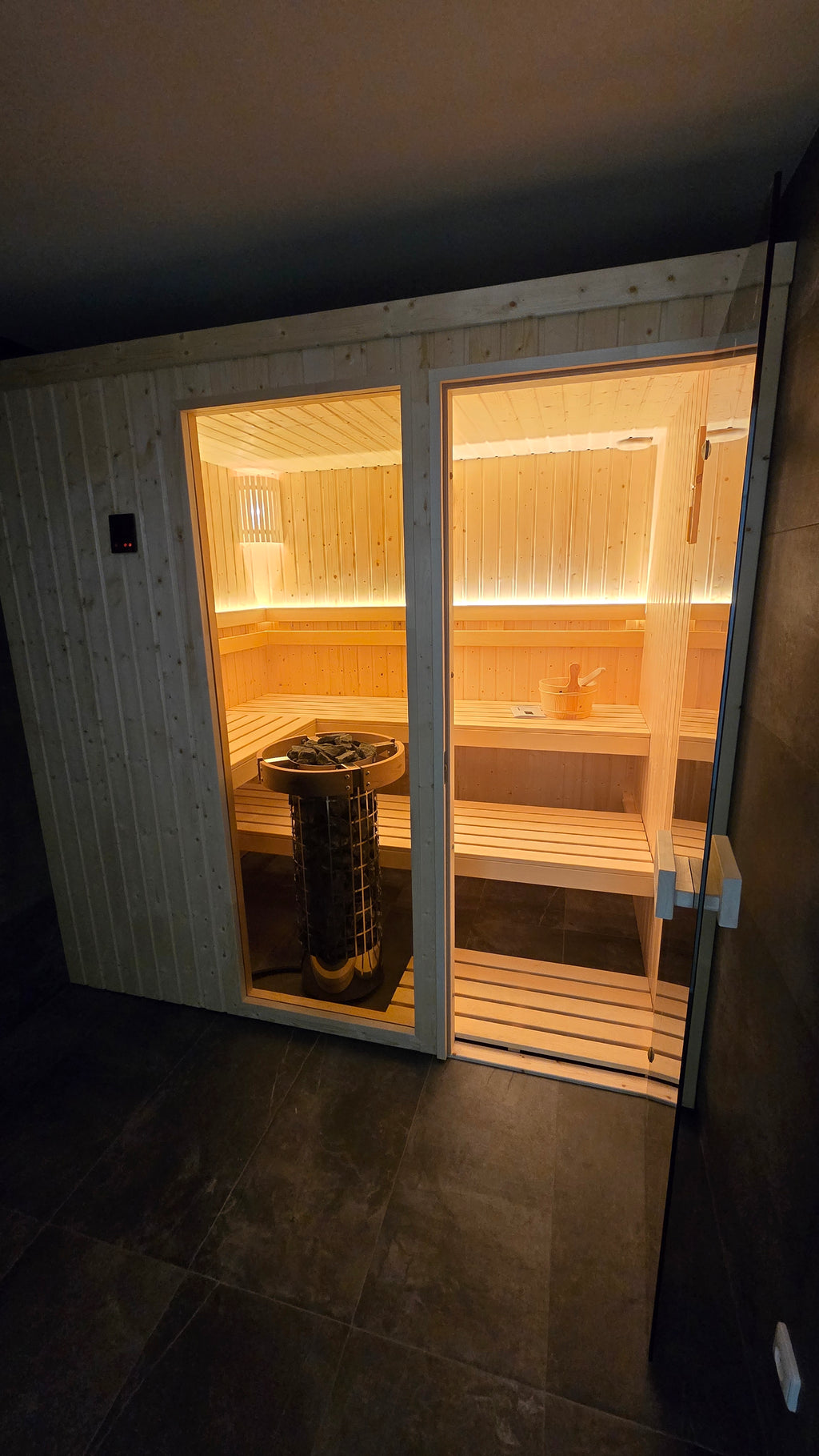 Smrková finská sauna s prosklenou stěnou - 200x170 cm